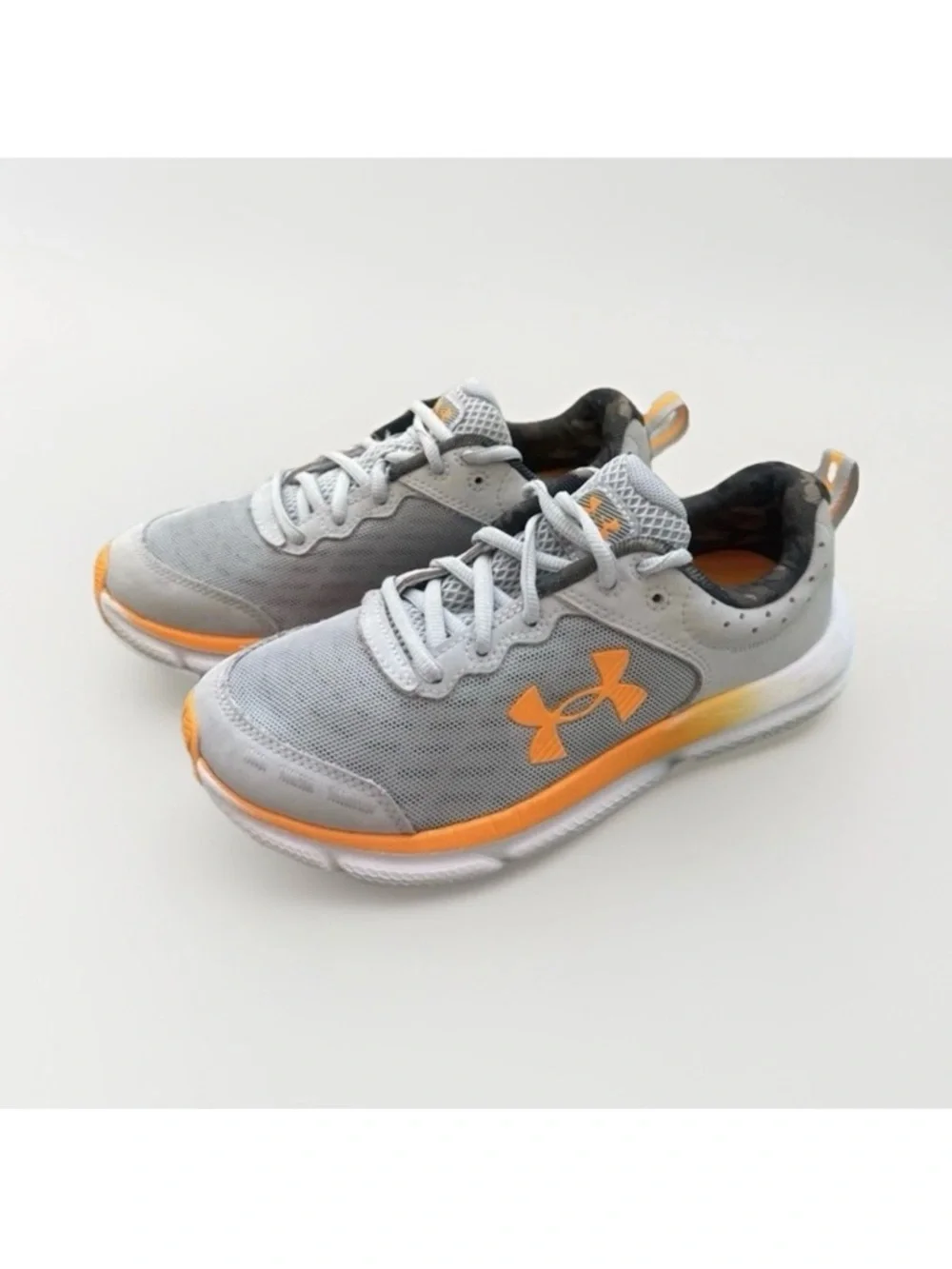 Under Armour Assert 10 Boys Sz 4.5Y Athletic Shoes Sneakers Gray Orange Camo EUC